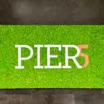 Mooswand mit Logo, Islandmoos konserviert, Schallschutz Innenausstattung Praxis Fitness Hotel Restaurant innovative Inneneinrichtung